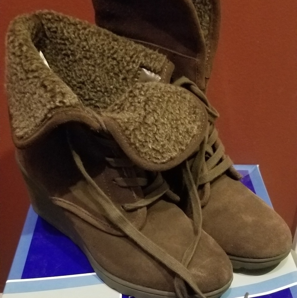 NWB White Mountain Brown Suede Wedge Booties